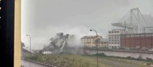 Crollo viadotto a Genova, i testimoni: "Il ponte colpito da un fulmine"