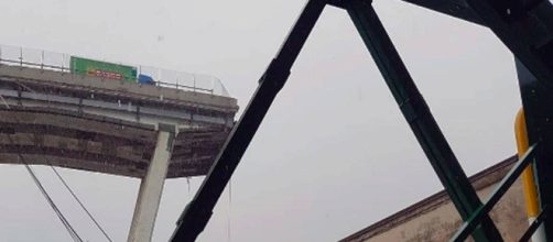 Genova, il ponte crollato sull'autostrada A10