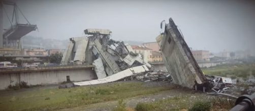 Le macerie del tratto di ponte crollato a Genova