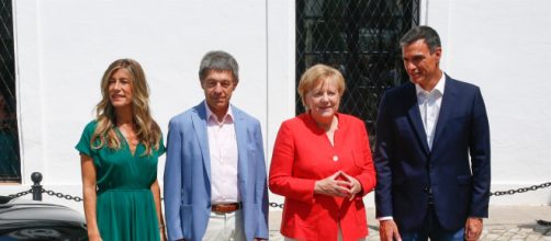 Pedro Sánchez da la bienvenida a Angela Merkel
