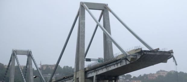 Crollo del ponte Morandi a Genova: per molti, dagli specialisti ai semplici cittadini genovesi, è stato un disastro annunciato. Crollo del ponte Morandi a Genova: per molti, dagli specialisti ai semplici cittadini genovesi, è stato un disastro annunciato.
