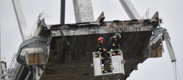 Crollo viadotto autostrada A10: il video della tragedia pochi minuti prima del dramma Crollo viadotto autostrada A10: il video della tragedia pochi minuti prima del dramma