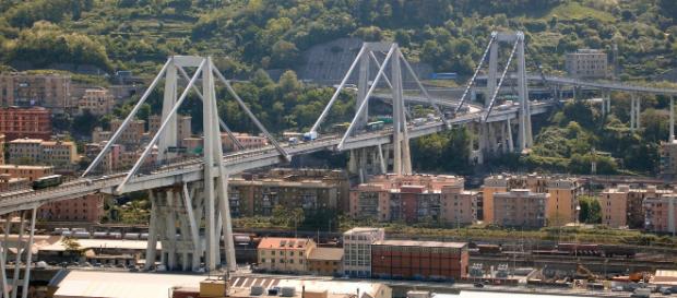 Genova, crolla una porzione del viadotto Morandi: probabili automobili coinvolte e persone sotto le macerie Genova, crolla una porzione del viadotto Morandi: probabili automobili coinvolte e persone sotto le macerie