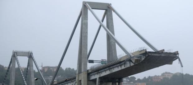 Una parte del viadotto Polcevera di Genova crolla sula A10 Una parte del viadotto Polcevera di Genova crolla sula A10