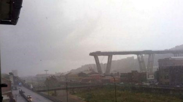 Ci&ograve; che resta del viadotto Morandi a Genova, pochi istanti dopo il crollo di oggi.
