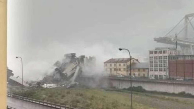 Crollo viadotto a Genova, i testimoni: "Il ponte colpito da un fulmine"
