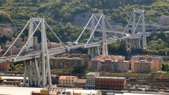 Genova, crolla una porzione del viadotto Morandi: probabili automobili coinvolte e persone sotto le macerie