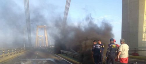 Explosión en el Puente Sobre El Lago De Maracaibo