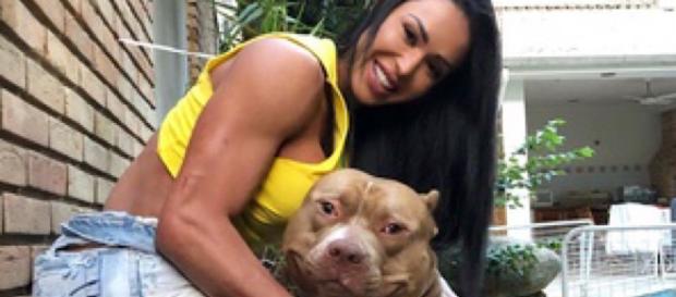 Gracyane Barbosa com o cachorro Thor Gracyane Barbosa com o cachorro Thor
