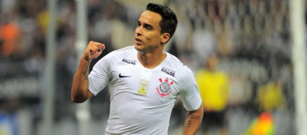Jadson, de falta, marcou um golaço que definiu a vitória do Timão Jadson, de falta, marcou um golaço que definiu a vitória do Timão