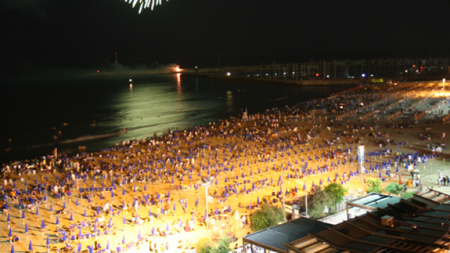 Ferragosto in spiaggia con i fuochi ma senza gavettoni e falò ... - cronachemaceratesi.it