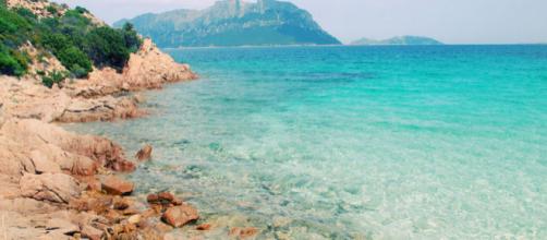 La isla de Cerdeña multará a los turistas que roben arena y piedras de la playa