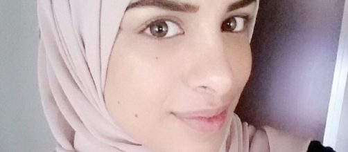 Farah Alhajeh, la giovane musulmana che ha rifiutato una stretta di mano durante un colloquio di lavoro.