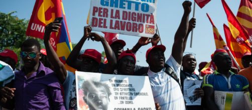 Inmigrantes africanos en Italia protestando por el asesinato de Soumailia Sacko, que luchaba contra la explotación de todos ellos