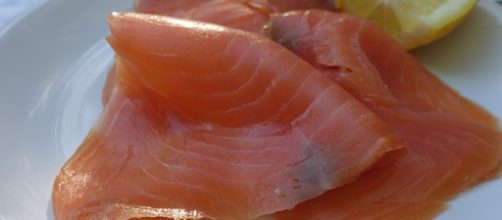 Richiamato salmone affumicato per presunta Listeria: i sintomi del contagio