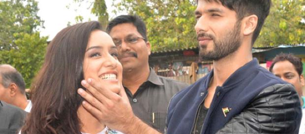 Shahid Kapoor Batti Gul Meter Chalu (Image via Panasiabiz/Twitter) Shahid Kapoor Batti Gul Meter Chalu (Image via Panasiabiz/Twitter)