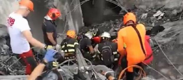 Una coppia estratta viva dalle macerie Una coppia estratta viva dalle macerie