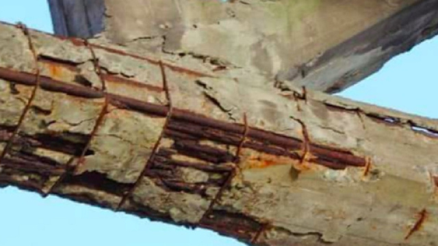 Questa immagine è diventata virale ma non si riferisce al ponte Morandi: scattata nel 2011 ritrae il ponte Ripafratta in provincia di Pisa.