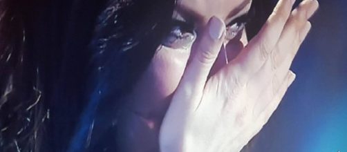 Laura Pausini, paura durante il concerto: colpita e ferita da una fan mentre si esibiva