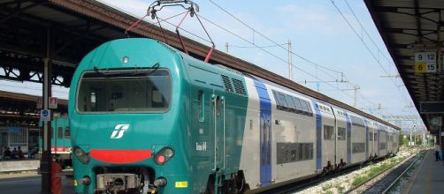 Mantova, grossi sassi e blocchi di cemento sui binari: evitata la tragedia (in foto un treno regionale)
