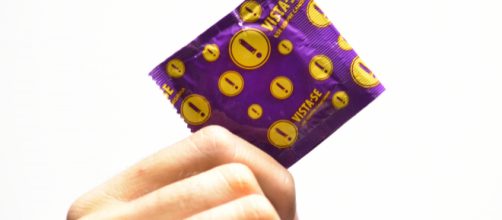 Ordenan retirar 60 lotes de preservativos