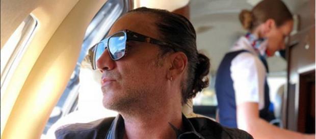 Alejandro Fernández es bajado de un avión en estado de ebriedad por atemorizar a los pasajeros Alejandro Fernández es bajado de un avión en estado de ebriedad por atemorizar a los pasajeros