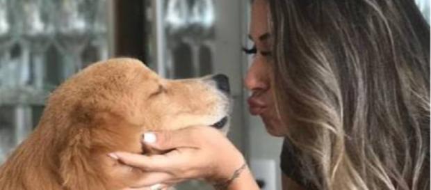 Ex-BBB Mayra Cardi e o cachorro doado Ex-BBB Mayra Cardi e o cachorro doado