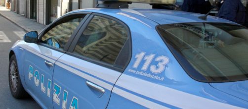 Brindisi, con mattoni e bottiglie sfondano auto della Polizia: fermati due ventenni