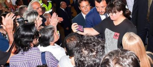 Il selfie di Salvini ai funerali di Genova