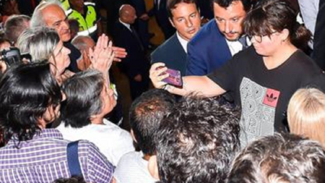 Il selfie di Salvini ai funerali di Genova
