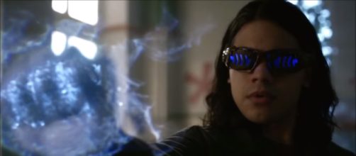Cisco Ramon's death is hinted in the third episode this season [Image Credit: All Scenes/YouTube screencap]