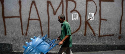 Ciudadanos cargan con botellas de agua debido a escasez