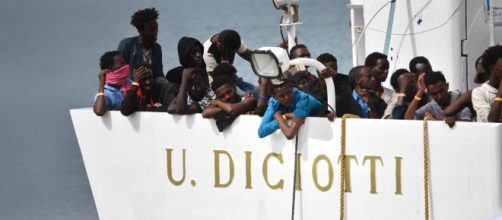 Migranti, la nave Diciotti ancora al centro di polemiche