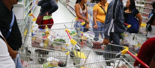 Supermercados de Caracas sufren fuerte escasez de productos