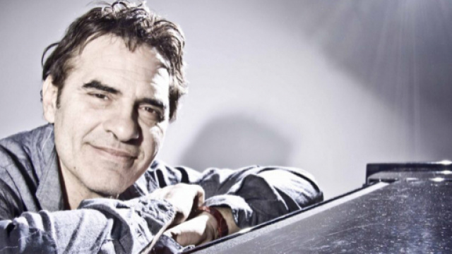 Francesco Baccini al piano in un'immagine di qualche tempo fa