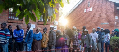 El partido gobernante de Zimbabue obtiene la mayoría absoluta en las primeras elecciones post-Mugabe