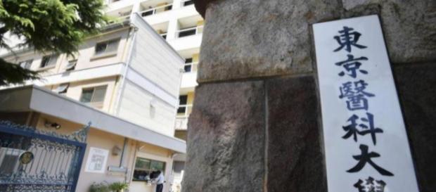 Des investigations ont été lancées concernant la falsification de résultats des femmes dans une école de médecine de Tokyo. Des investigations ont été lancées concernant la falsification de résultats des femmes dans une école de médecine de Tokyo.