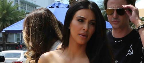 Kim Kardashian se lució en traje de baño durante su visita a Miami el domingo 20 de agosto. telemundo.com