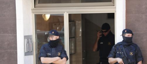 Los Mossos abaten a un hombre que entró en una comisaría al grito ... - libertaddigital.com