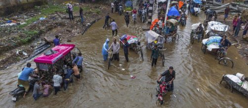 Ascienden a 350 los muertos en las fuertes inundaciones en India