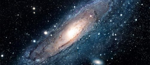 Experta de Harvard afirma que no hay que preocuparse por el fin del universo