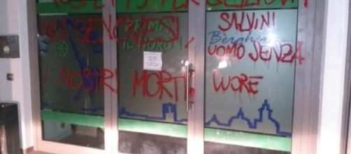 Le scritte comparse sulla sede Lega a Bergamo