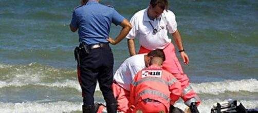 Lecce, marina di Salve: turista campano si sente male e muore in spiaggia: vani i soccorsi (in foto un decesso in spiaggia)