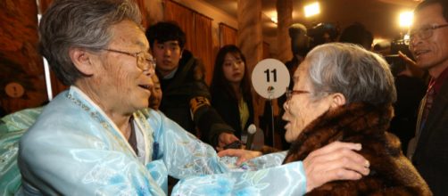 Plusieurs dizaines de familles de Corée du Sud et de Corée du Nord ont eu le droit de se retrouver après plusieurs décennies de séparation.