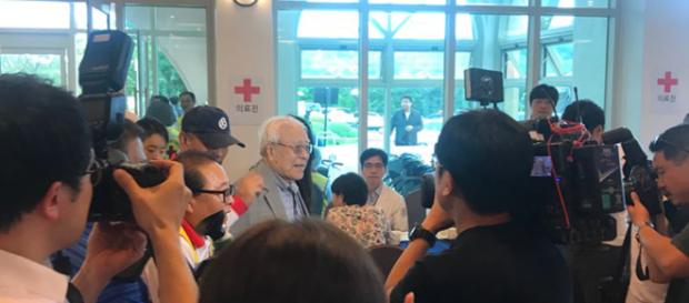 Decenas de surcoreanos viajaron a Corea del Norte para reunirse con sus familias Decenas de surcoreanos viajaron a Corea del Norte para reunirse con sus familias
