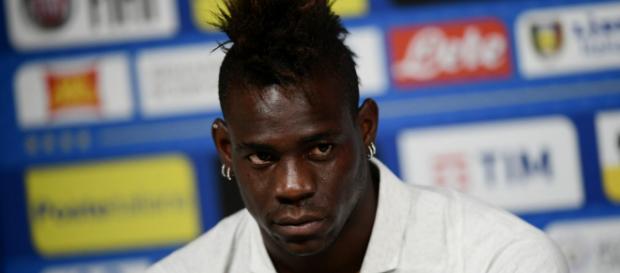 Mario Balotelli, courtisé par l'OM depuis le mois de Mai, va rester à Nice. Mario Balotelli, courtisé par l'OM depuis le mois de Mai, va rester à Nice.
