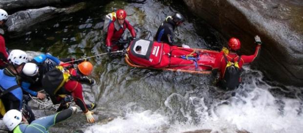 Un momento di salvataggio lungo le acque di torrente Un momento di salvataggio lungo le acque di torrente