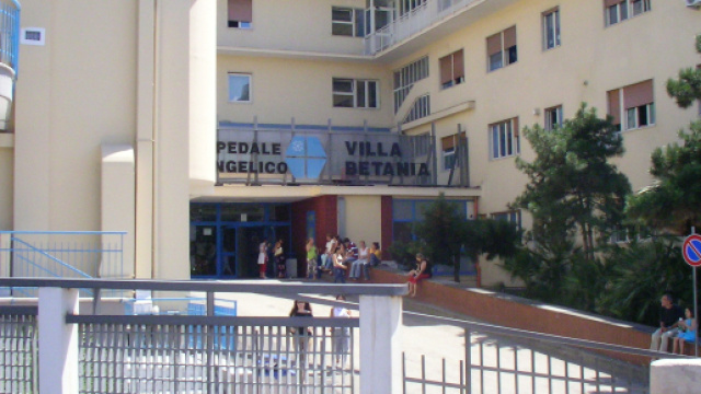 Napoli, uomo aggredisce infermiera - scrivonapoli.it