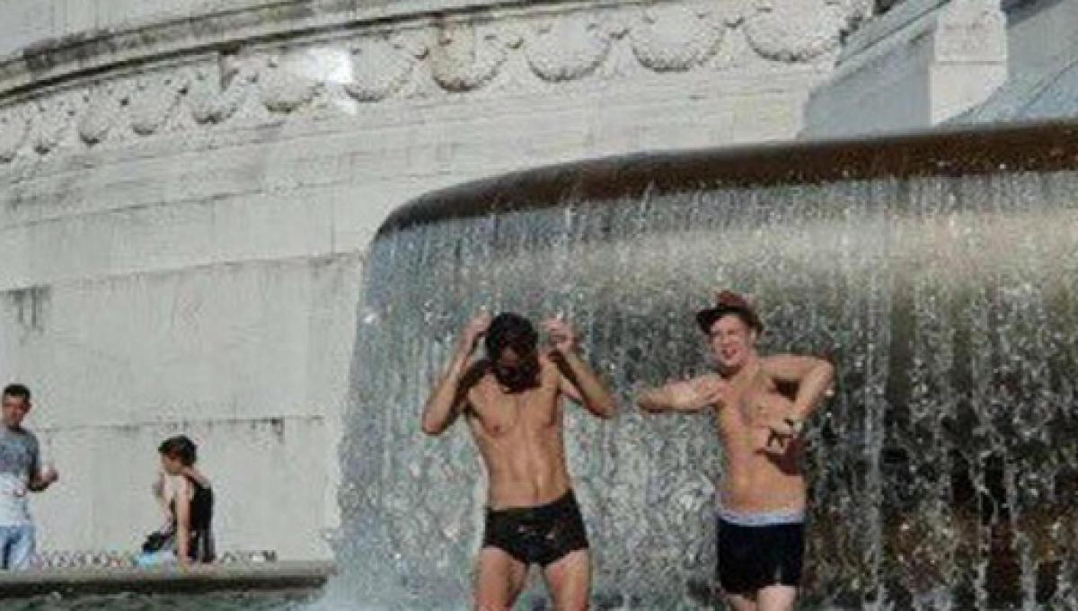 Bagno Nella Fontana Di Trevi.Roma Turisti Incivili Nella Fontana Dell Altare Della Patria Come Nella Vasca Di Casa