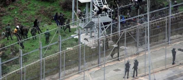 CEUTA/ Cerca de 200 inmigrantes subsaharianos han logrado saltar la valla fronteriza CEUTA/ Cerca de 200 inmigrantes subsaharianos han logrado saltar la valla fronteriza